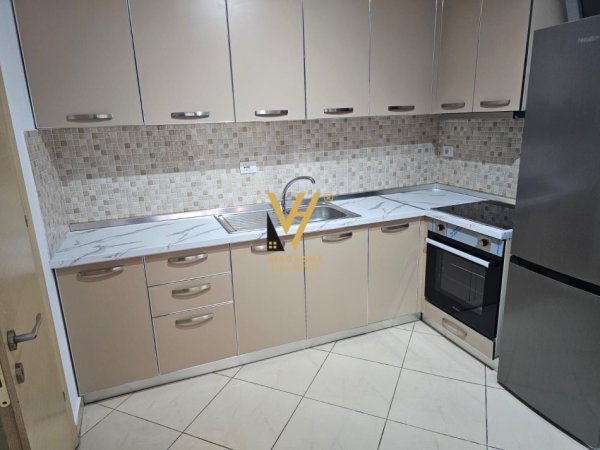 Tirane, jepet me qera apartament 2+1+Ballkon Kati 7, 100 m² 400 € (ASTIR)