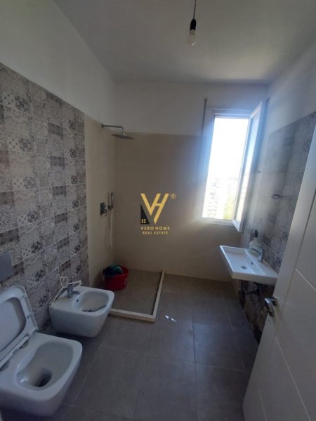 Tirane, jepet me qera apartament 2+1+Ballkon Kati 10, 104 m² 500 € (ISH FUSHA E AVIACIONIT)