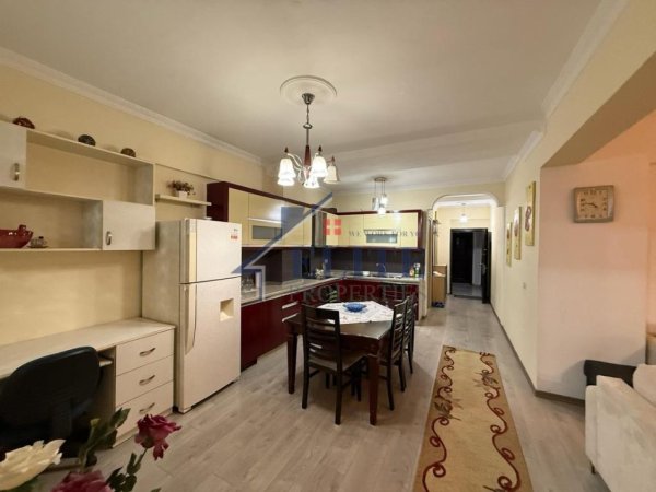 Tirane, jepet me qera apartament 2+1+Ballkon Kati 6, 95 m² 600 € (Laprake)