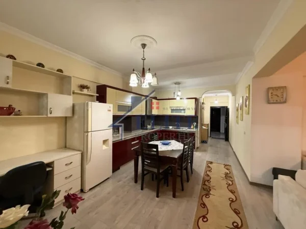 Tirane, jepet me qera apartament 2+1+Ballkon Kati 6, 95 m² 600 € (Laprake)