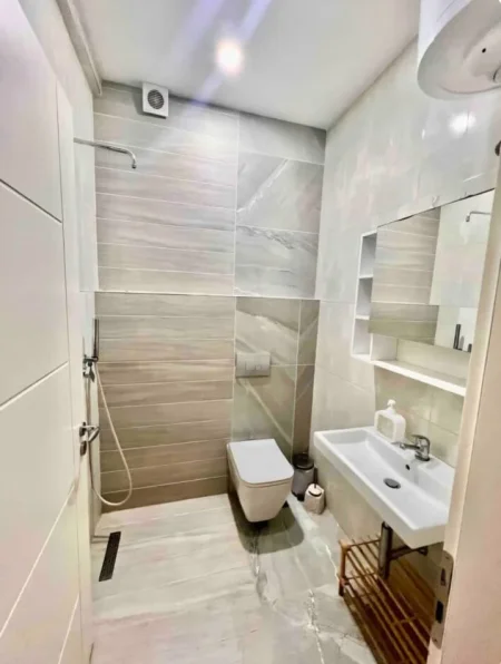 Tirane, jepet me qera apartament 2+1+Ballkon Kati 9, 102 m² 760 € (fusha e aviacionit)