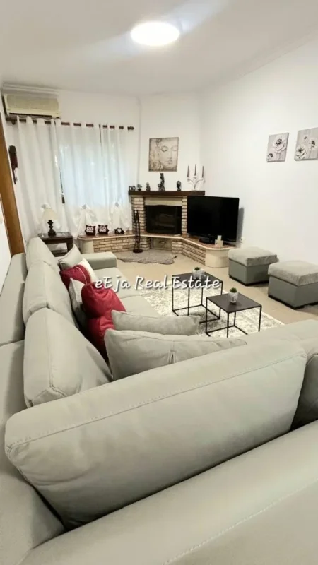 Tirane, jepet me qera apartament 2+1+Ballkon Kati 3, 90 m² 650 € (Pazari I ri)