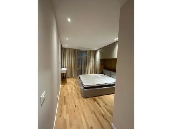 Tirane, jepet me qera apartament 2+1+Ballkon Kati 5, 130 m² 2.200 € (LAKE VIEW, LIQENI)