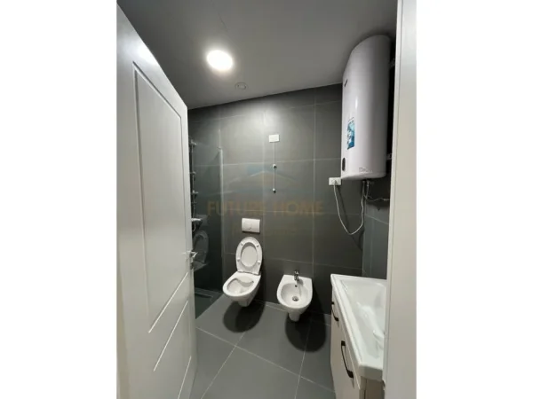 Tirane, jepet me qera apartament 2+1+Ballkon Kati 5, 130 m² 2.200 € (LAKE VIEW, LIQENI)