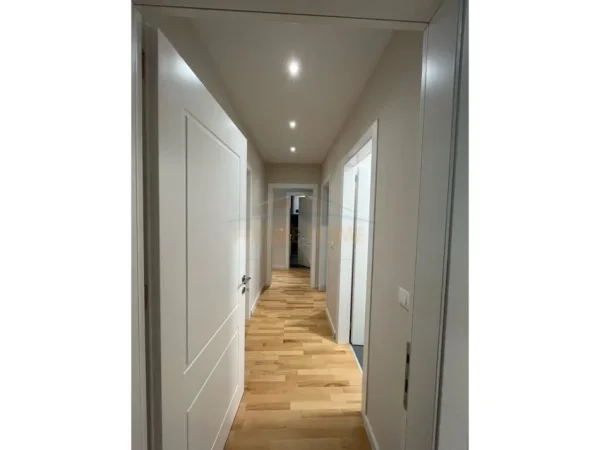 Tirane, jepet me qera apartament 2+1+Ballkon Kati 5, 130 m² 2.200 € (LAKE VIEW, LIQENI)