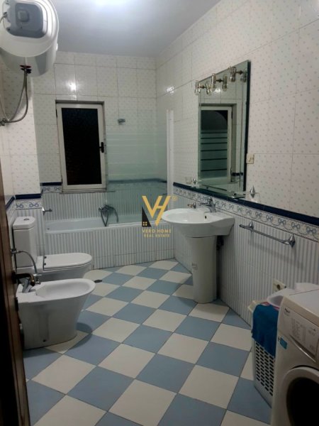 Tirane, jepet me qera apartament 3+1+Ballkon Kati 11, 250 m² 1.500 € (stadiumi dinamo)