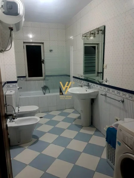 Tirane, jepet me qera zyre Kati 11, 250 m² 1.200 € (STADIUMI DINAMO)