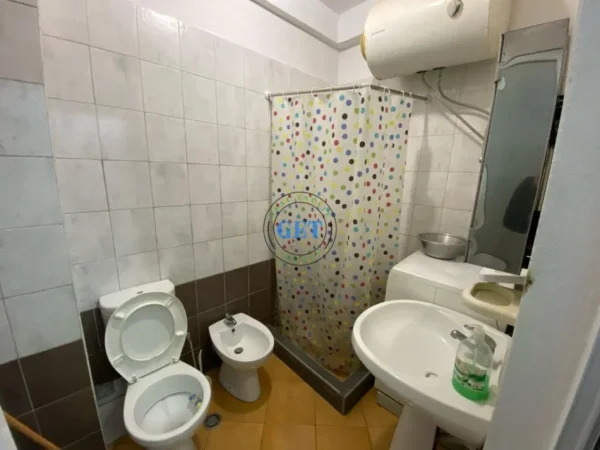 Durres, jepet me qera apartament 1+1 Kati 6, 48 m² 300 € (Shembi Kavajes, Durrës)