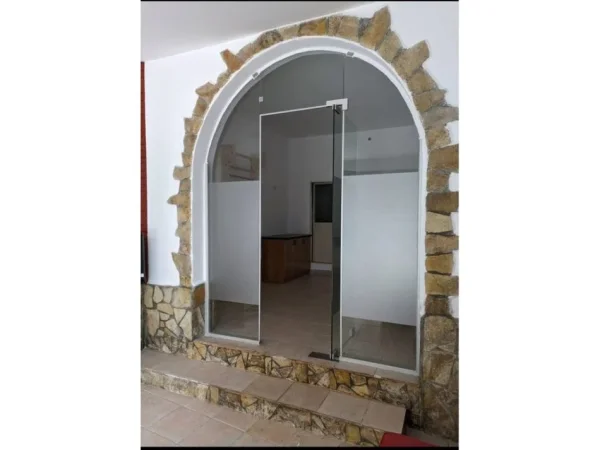 Tirane, jepet me qera ambjent biznesi Kati 0, 35 m² 470 € (4 Deshmoret)