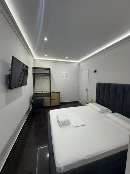 Tirane, jepet me qera apartament 3+1 Kati 2, 350 € (stacioni i trenik)