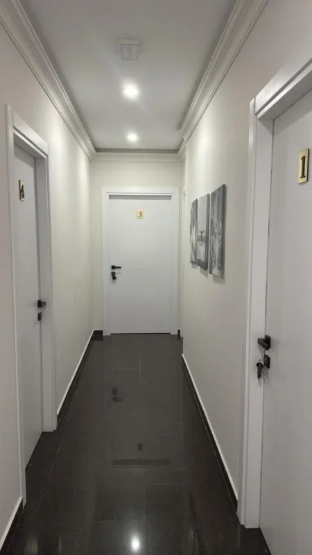 Tirane, jepet me qera apartament 3+1 Kati 2, 350 € (stacioni i trenik)