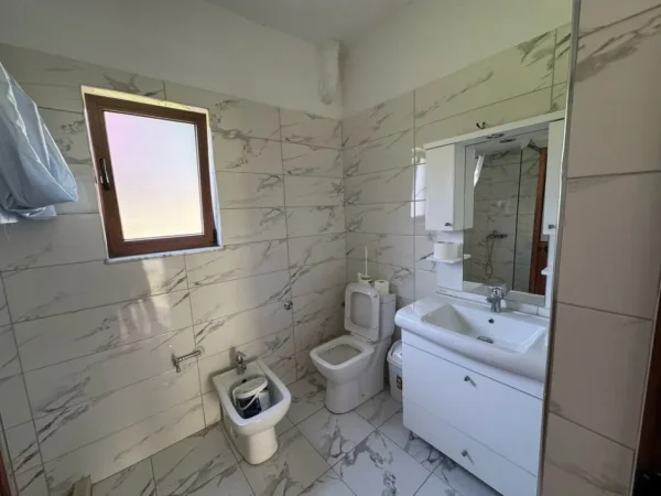 Tirane, jepet me qera apartament 2+1+Ballkon Kati 1, 110 m² 400 € (Unaza e Re)