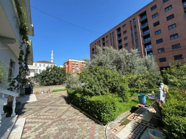 Tirane, jepet me qera apartament 2+1+Ballkon Kati 1, 110 m² 400 € (Unaza e Re)