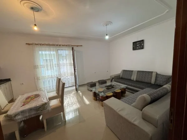 Tirane, jepet me qera apartament 2+1+Ballkon Kati 1, 110 m² 400 € (Unaza e Re)