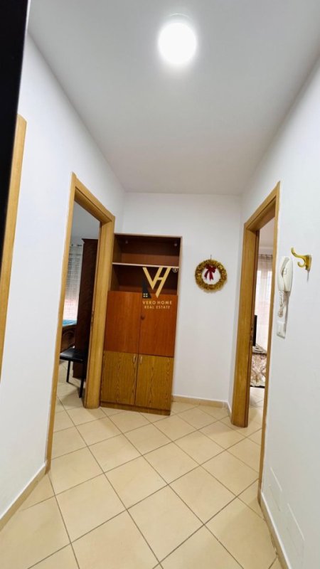 Tirane, jepet me qera apartament 1+1+Ballkon Kati 5, 67 m² 400 € (ISH DOGANA)