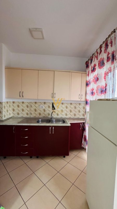 Tirane, jepet me qera apartament 1+1+Ballkon Kati 5, 67 m² 400 € (ISH DOGANA)
