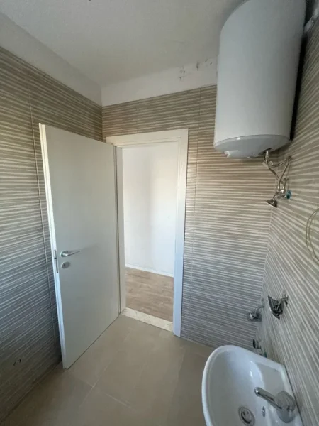 Tirane, jepet me qera zyre Kati 2, 48 m² 400 € (selite)