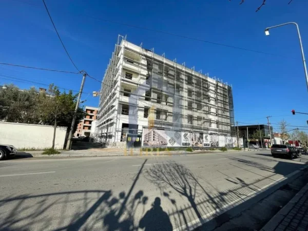 Tirane, shes apartament 1+1 Kati 4, 111 m² 52.640 € (Rruga Skenderbeu - Kamez)