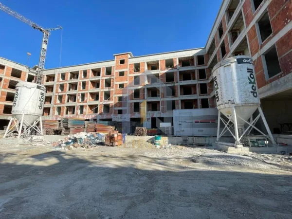 Tirane, shes apartament 1+1 Kati 4, 111 m² 52.640 € (Rruga Skenderbeu - Kamez)