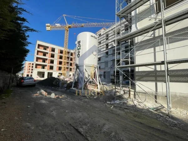 Tirane, shes apartament 1+1 Kati 4, 111 m² 52.640 € (Rruga Skenderbeu - Kamez)