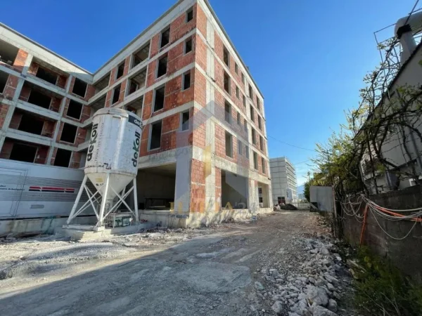 Tirane, shes apartament 1+1 Kati 4, 111 m² 52.640 € (Rruga Skenderbeu - Kamez)