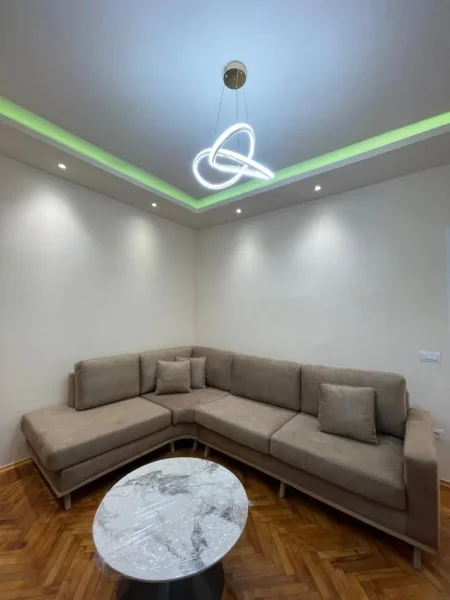 Tirane, jepet me qera apartament 1+1+Aneks+Ballkon Kati 3, 74 m² 600 € 