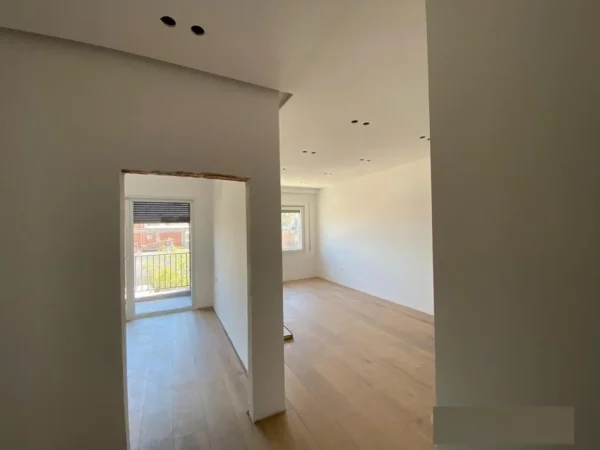 Tirane, jap me qera zyre Kati 2, 86 m² 700 € (Rruga e Kavajes, prane Spitalit Amerikan 3)