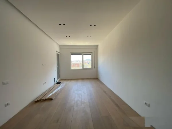 Tirane, jap me qera zyre Kati 2, 86 m² 700 € (Rruga e Kavajes, prane Spitalit Amerikan 3)