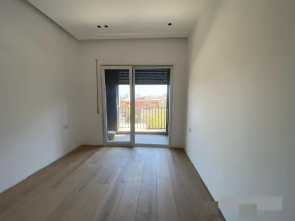 Tirane, jap me qera zyre Kati 2, 86 m² 700 € (Rruga e Kavajes, prane Spitalit Amerikan 3)