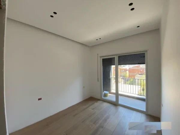 Tirane, jap me qera zyre Kati 2, 86 m² 700 € (Rruga e Kavajes, prane Spitalit Amerikan 3)