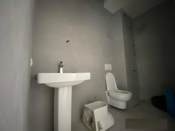 Tirane, jap me qera zyre Kati 2, 86 m² 700 € (Rruga e Kavajes, prane Spitalit Amerikan 3)