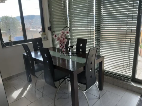 Tirane, jepet me qera apartament 3+1+Ballkon Kati 7, 225 m² 900 € (21 DHJETORI)