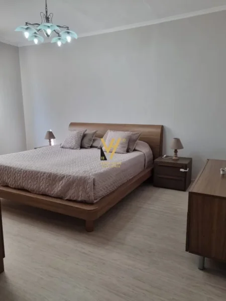 Tirane, jepet me qera apartament 2+1+Ballkon Kati 1, 75 m² 550 € (NISHARAKU)
