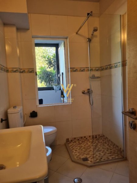 Tirane, jepet me qera apartament 2+1+Ballkon Kati 1, 75 m² 550 € (NISHARAKU)