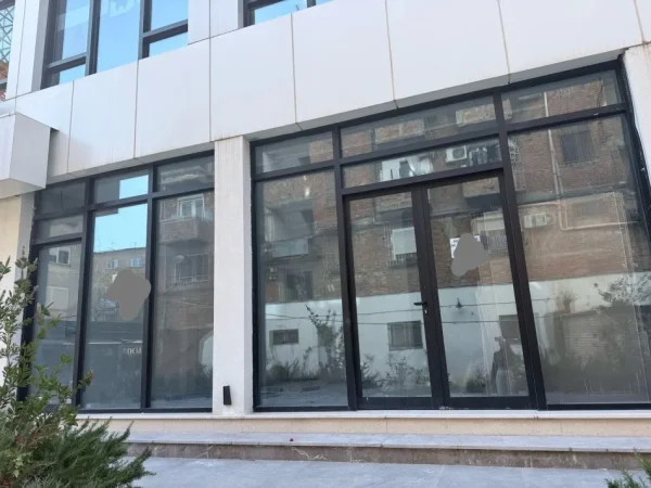 Tirane, jepet me qera dyqan Kati 0, 60 m² 1.500 € (Dyqan me qera, pranë kafe Flora. Në Qender të Tiranes në rrugën Mine Peza.)