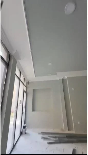 Tirane, jepet me qera dyqan Kati 0, 60 m² 1.500 € (Dyqan me qera, pranë kafe Flora. Në Qender të Tiranes në rrugën Mine Peza.)