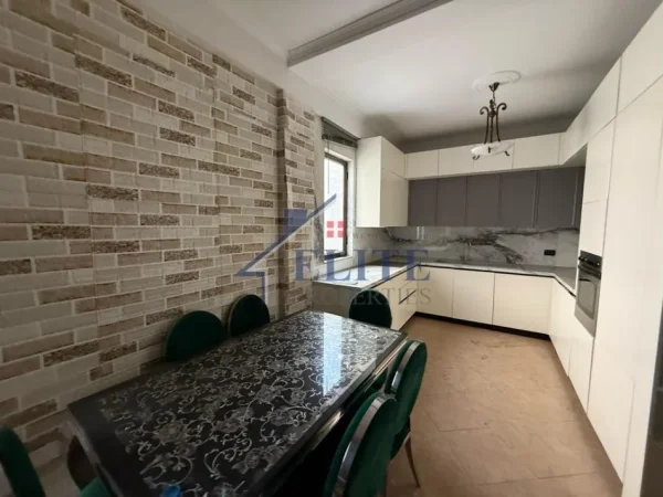 Tirane, shitet apartament 2+1+Aneks+Ballkon Kati 2, 240 m² 230.000 € (Ferluti, Laprake)