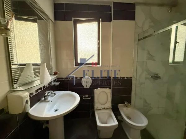 Tirane, shitet apartament 2+1+Aneks+Ballkon Kati 2, 240 m² 230.000 € (Ferluti, Laprake)
