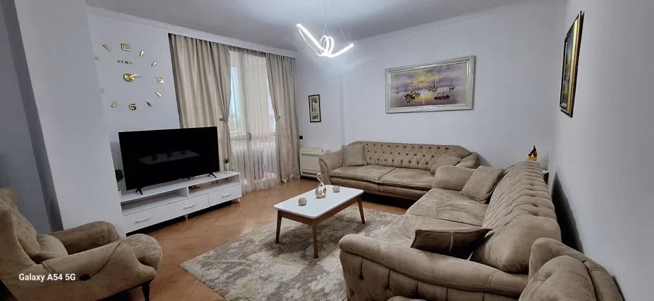 Tirane, jepet me qera apartament 2+1+Ballkon Kati 2, 110 m² 750 € (Komuna e parisit)