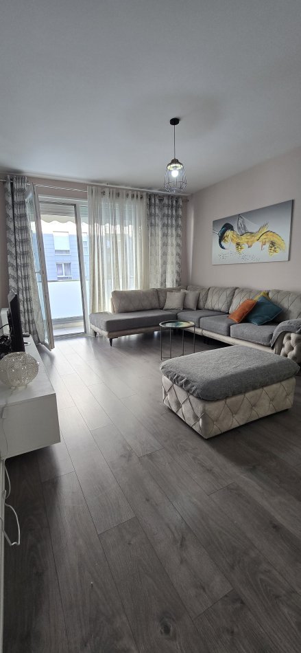 Tirane, jepet me qera apartament 1+1+Ballkon Kati 4, 74 m² 550 €