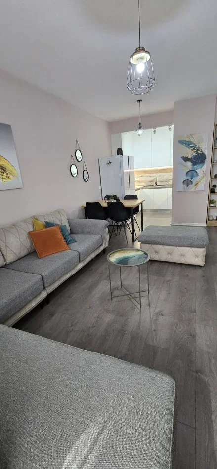 Tirane, jepet me qera apartament 1+1+Ballkon Kati 4, 74 m² 550 €