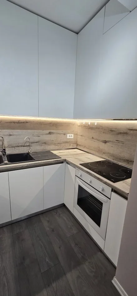 Tirane, jepet me qera apartament 1+1+Ballkon Kati 4, 74 m² 550 €