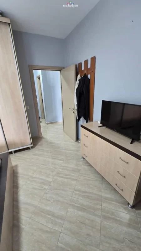 Tirane, jepet me qera apartament 1+1+Ballkon Kati 4, 65 m² 500 € (kopshti botanik)
