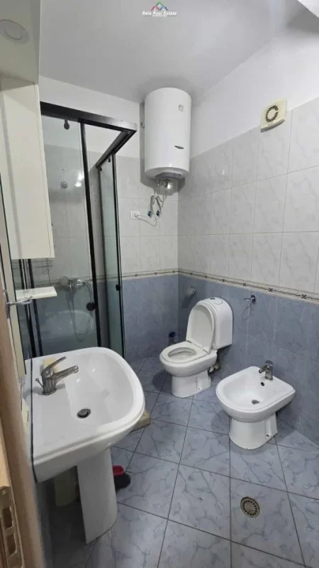 Tirane, jepet me qera apartament 1+1+Ballkon Kati 4, 65 m² 500 € (kopshti botanik)