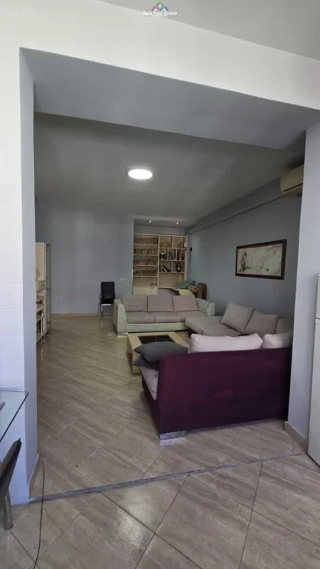 Tirane, jepet me qera apartament 1+1+Ballkon Kati 4, 65 m² 500 € (kopshti botanik)