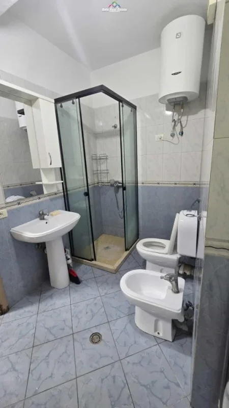 Tirane, jepet me qera apartament 1+1+Ballkon Kati 4, 65 m² 500 € (kopshti botanik)