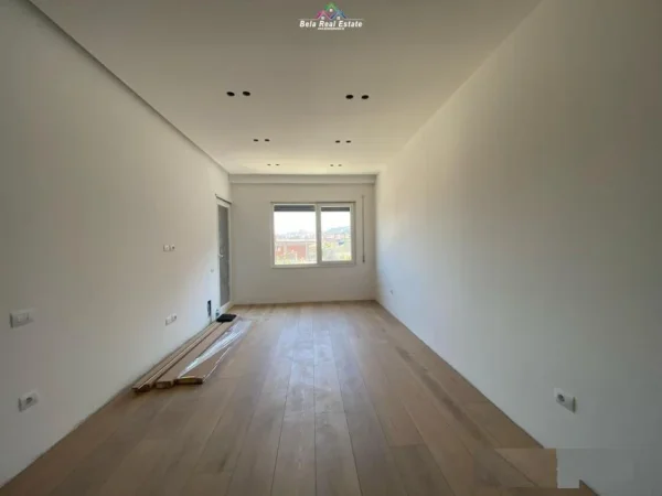 Tirane, jepet me qera zyre Kati 6, 86 m² 700 € (rruga e kavajes)