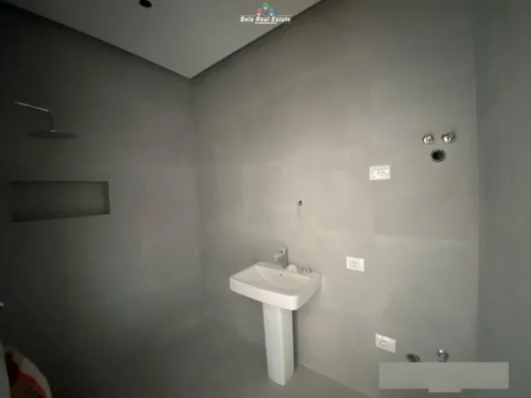 Tirane, jepet me qera zyre Kati 6, 86 m² 700 € (rruga e kavajes)