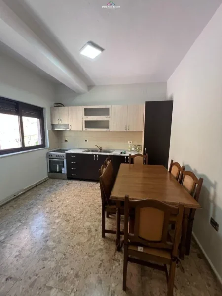 Tirane, jap me qera Vile 3+1 Kati 2, 135 m² 400 € (kodra e priftit)