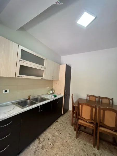 Tirane, jap me qera Vile 3+1 Kati 2, 135 m² 400 € (kodra e priftit)